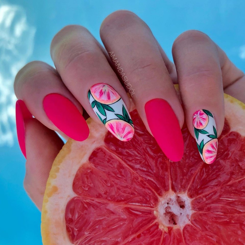 Каралова желтый маникюр