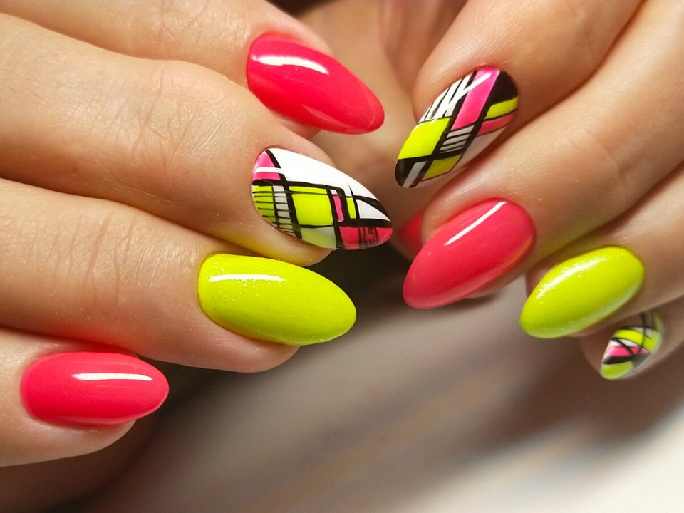 Коралловые ногти со стразами