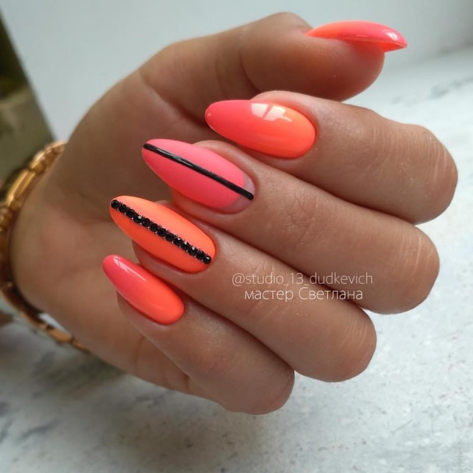 Коралловый маникюр овальный