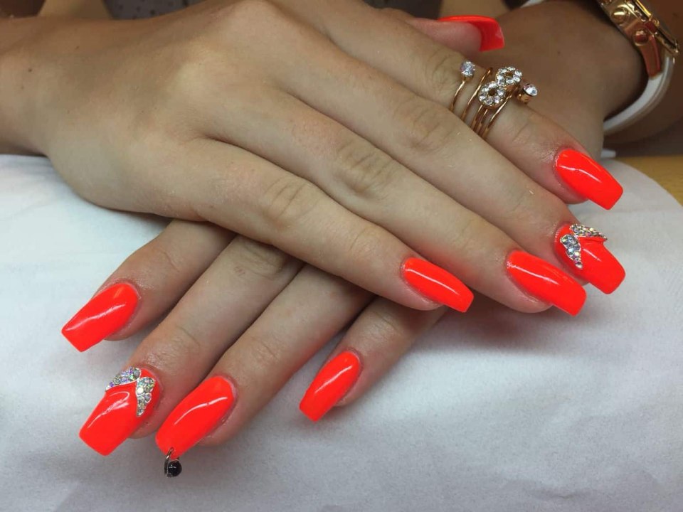 Яркий летний маникюр персиковый