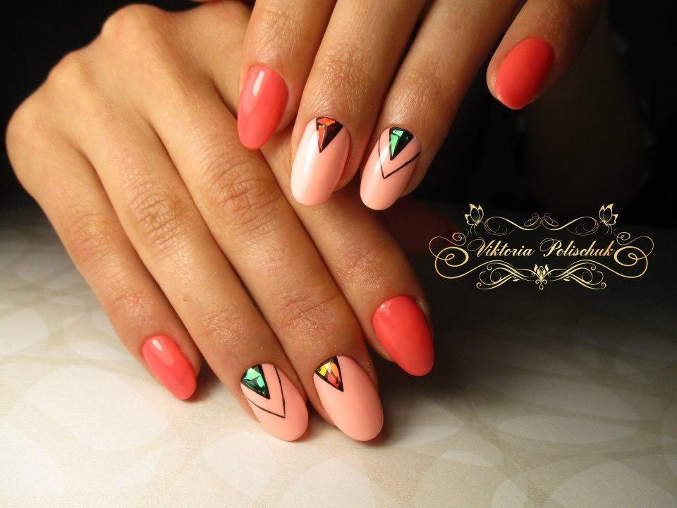 Коралловый маникюр с цветами