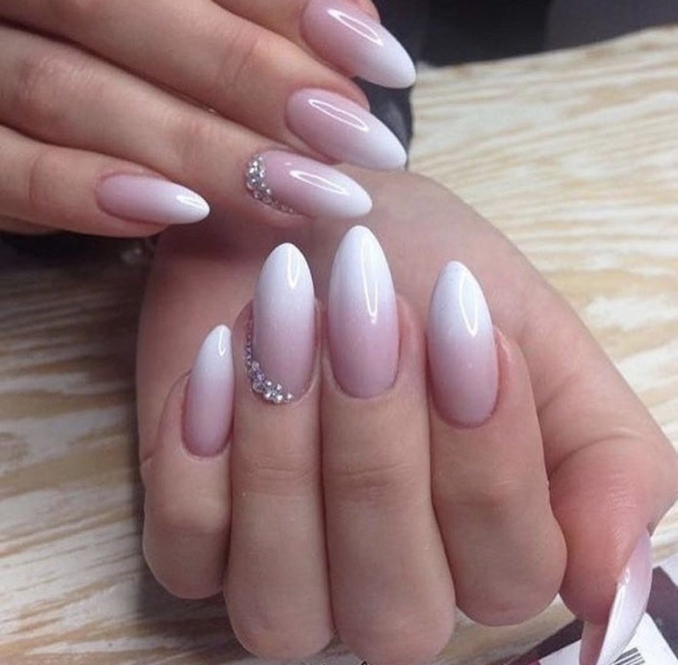 Маникюр омбре нюдовый на миндаль