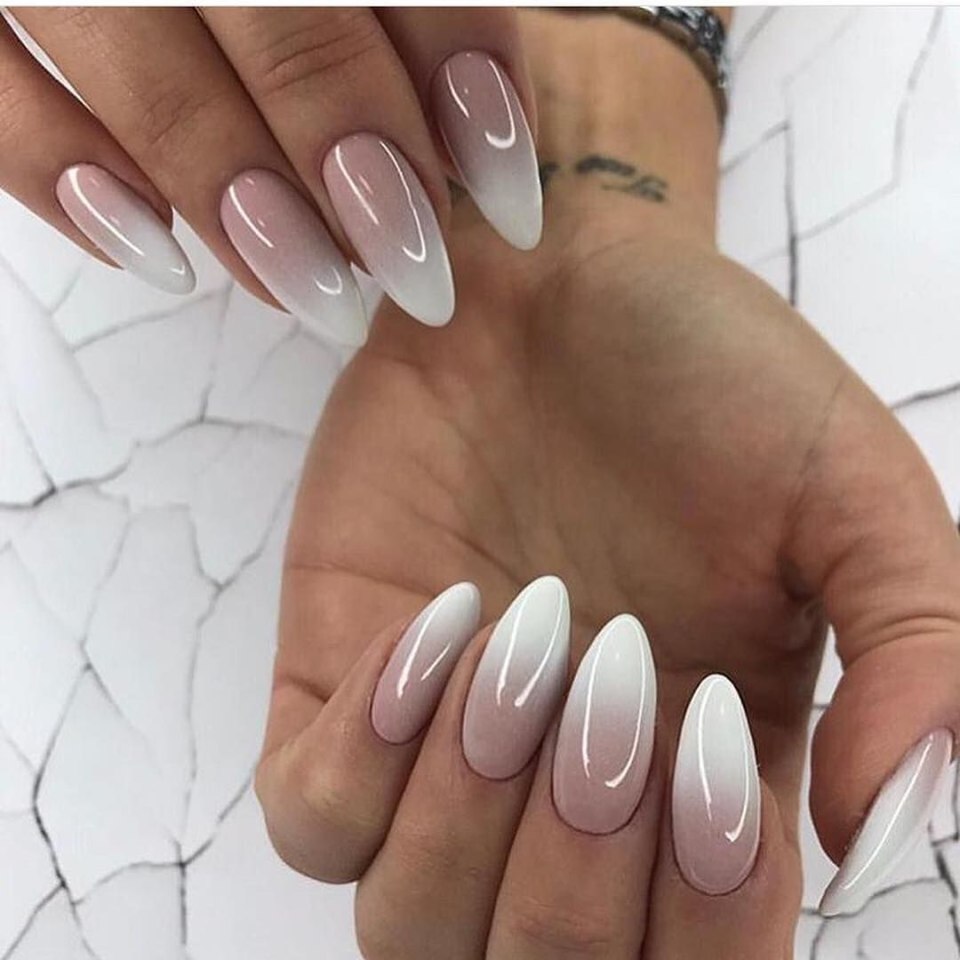 Светлые миндалевидные ногти