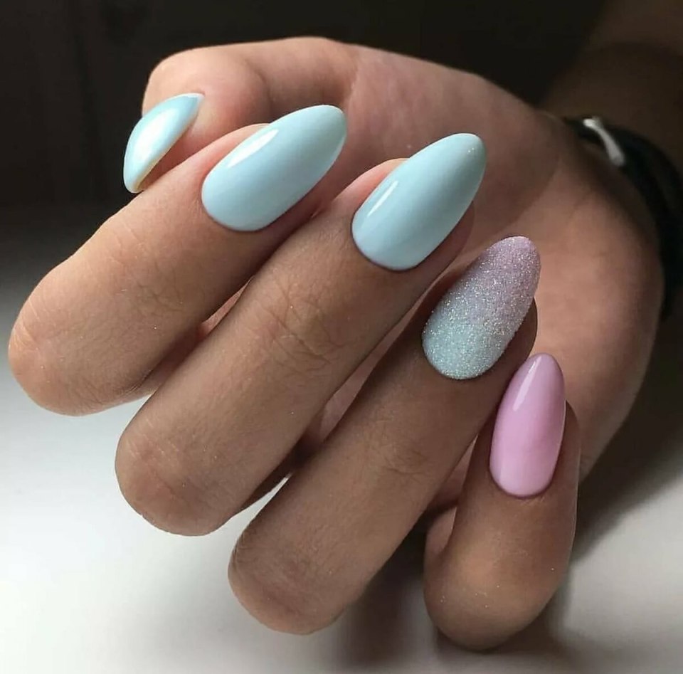 Голубой маникюр