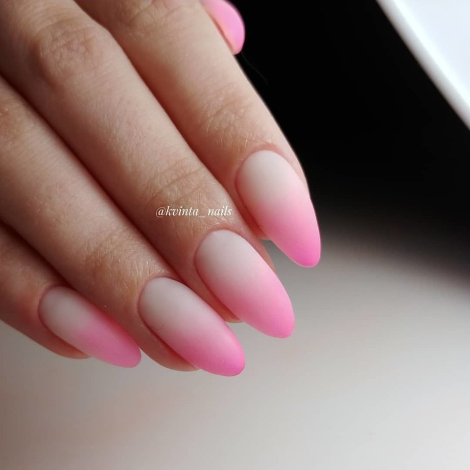 Розовый нюдовый маникюр миндаль