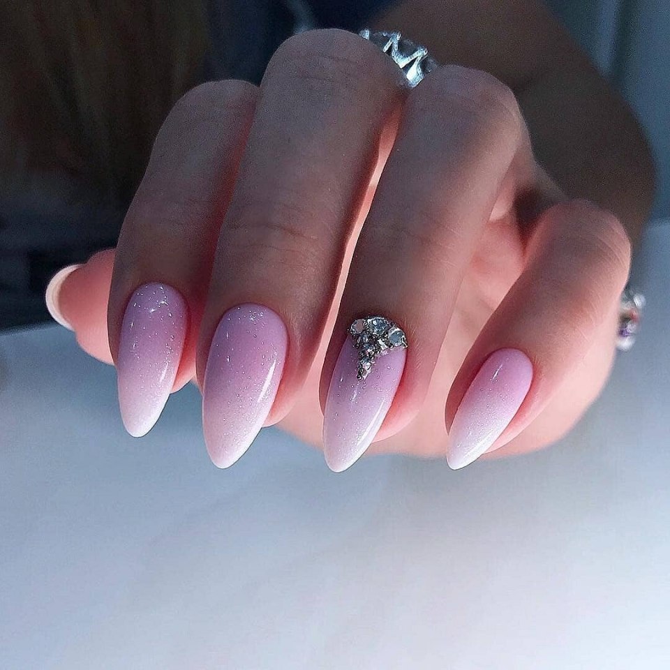 Градиент маникюр миндалевидной формы