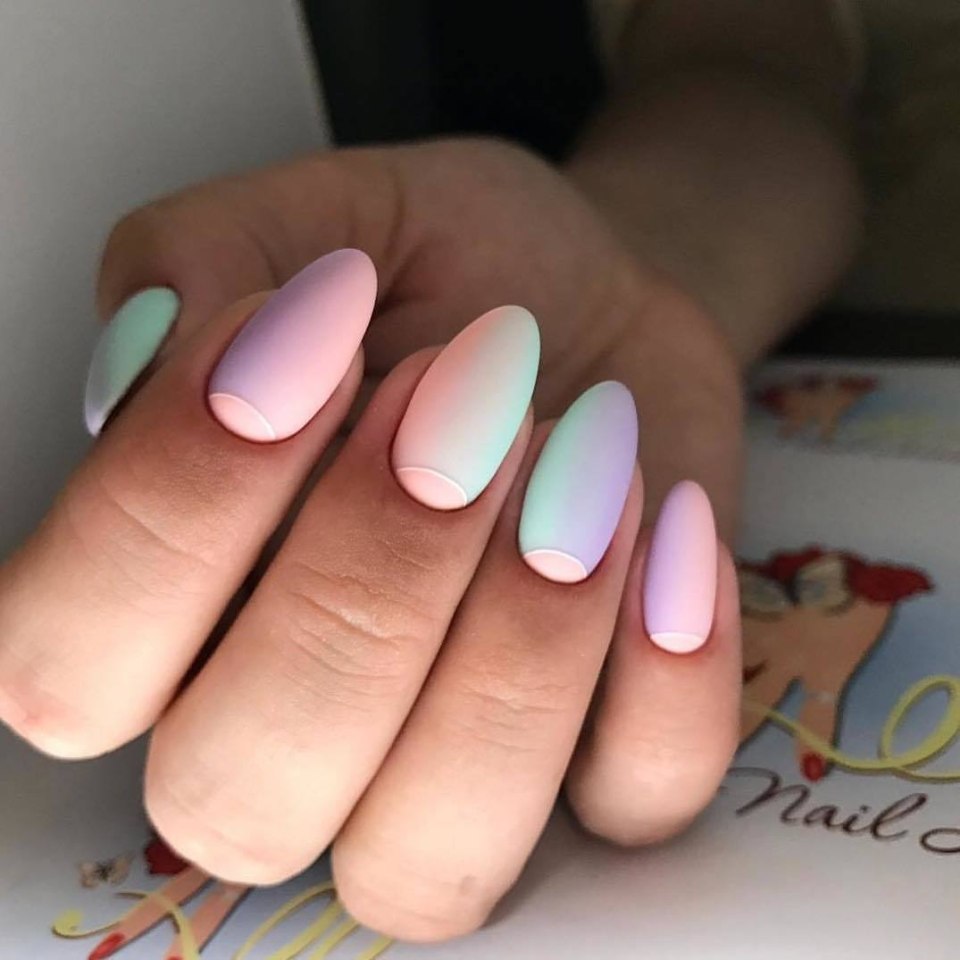 Градиентный маникюр в пастельных тонах