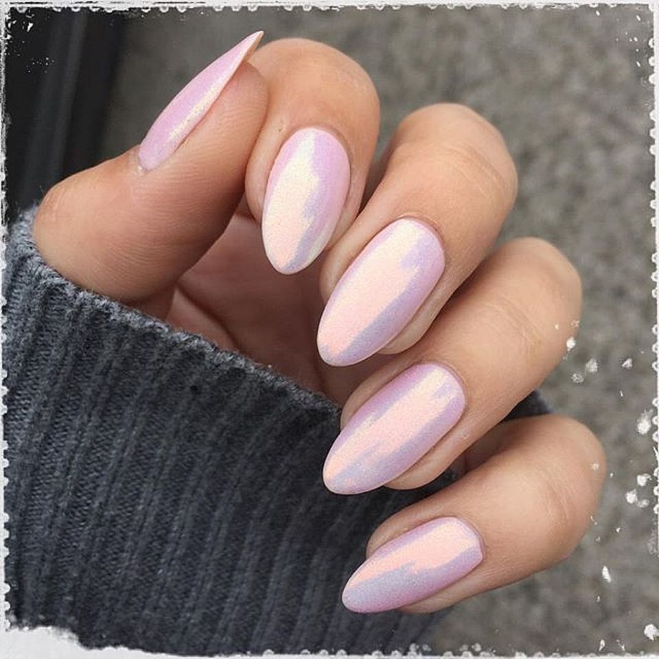 Розовые миндальные ногти с втиркой