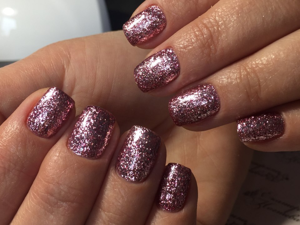 Дизайн ногтей сейчас просто с блёстками