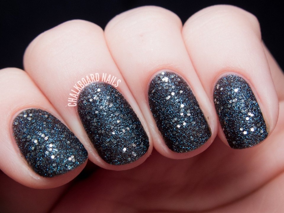 Топ с мелкими блестками для ногтей