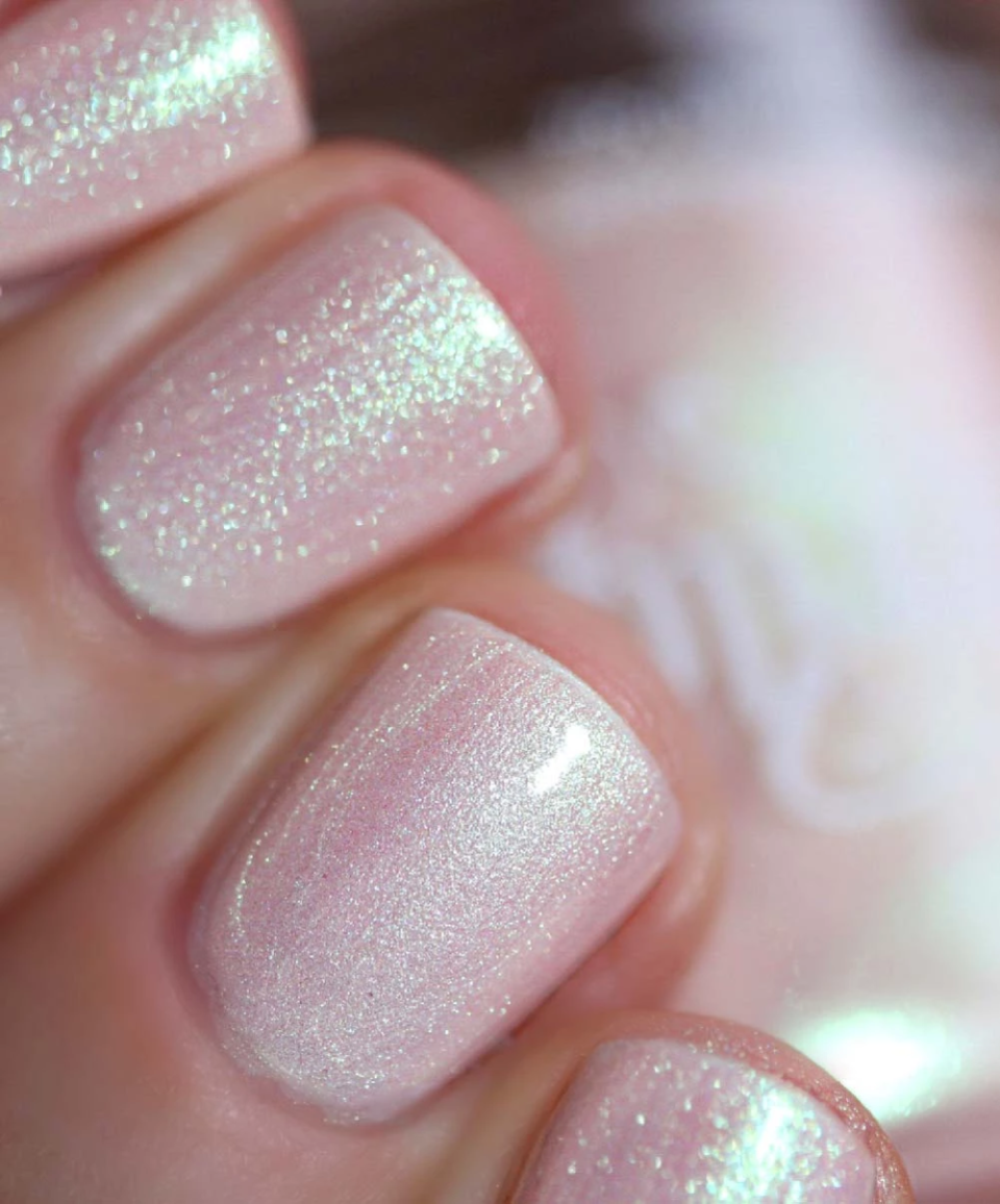 Маникюр растяжка блестками на короткие