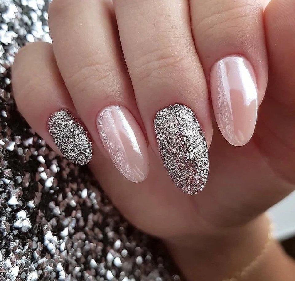 Маникюр с мелкими блестками