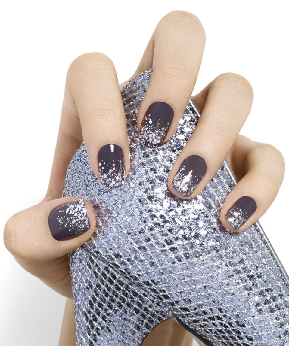 Золотые хлопья на ногтях