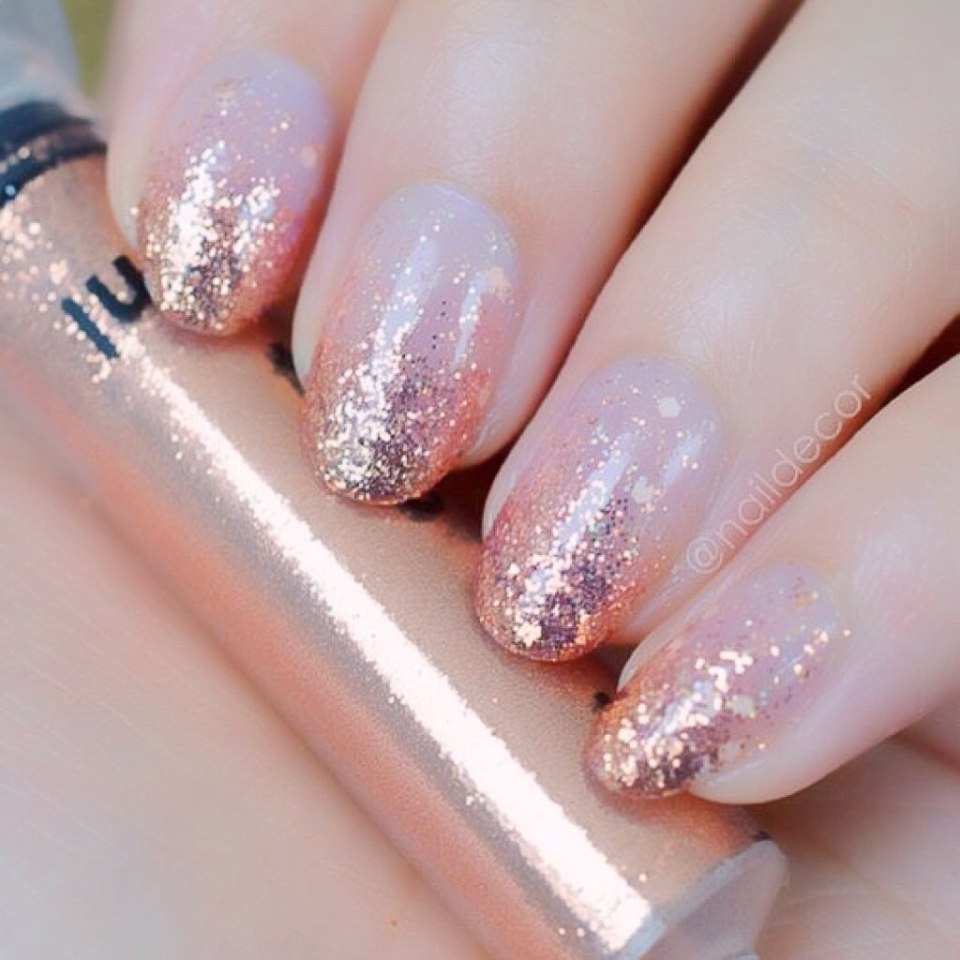 Градиент блестками на ногтях