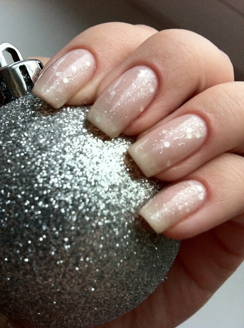 Сиреневые ногти с блестками