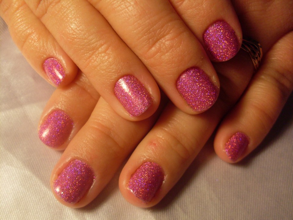 Белый маникюр с мелкимм и блестками