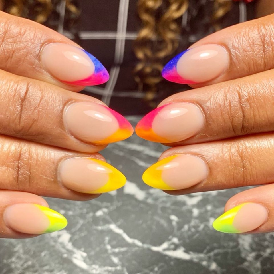 Яркий френч на ногтях