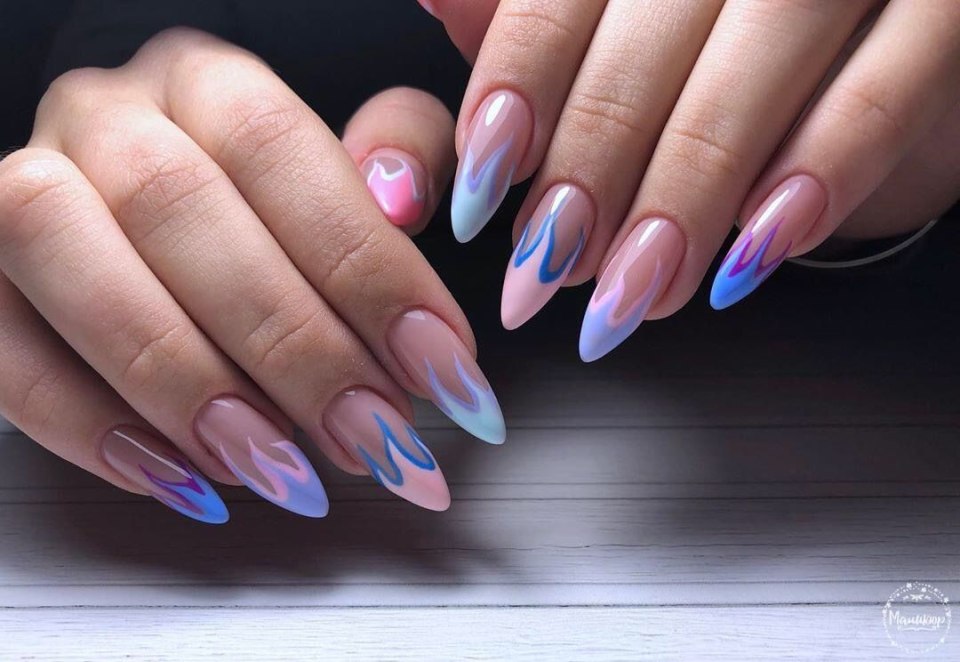 Яркий френч на миндалевидных ногтях