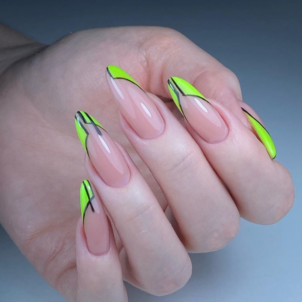 Цветной френч на миндалевидных ногтях
