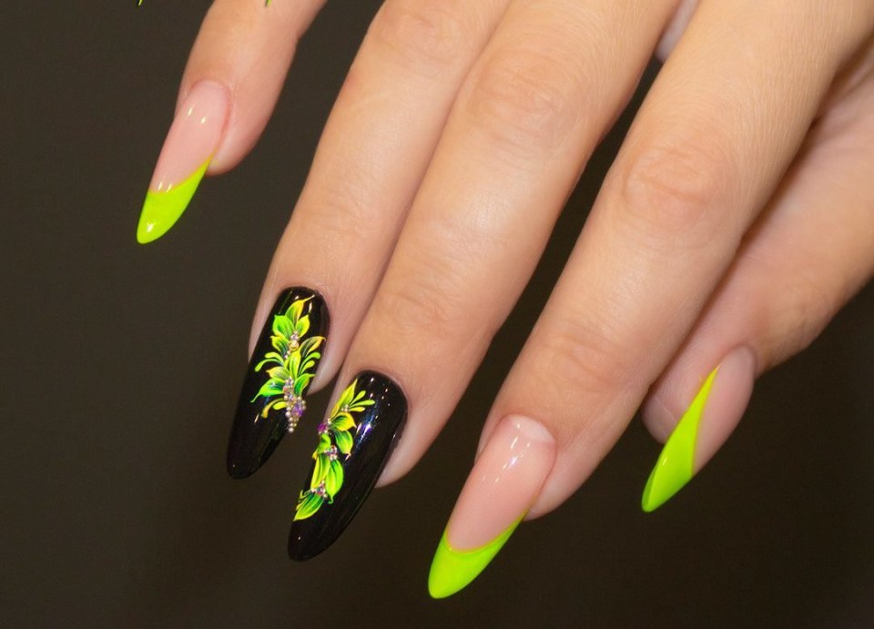 Летний френч на миндалевидных ногтях