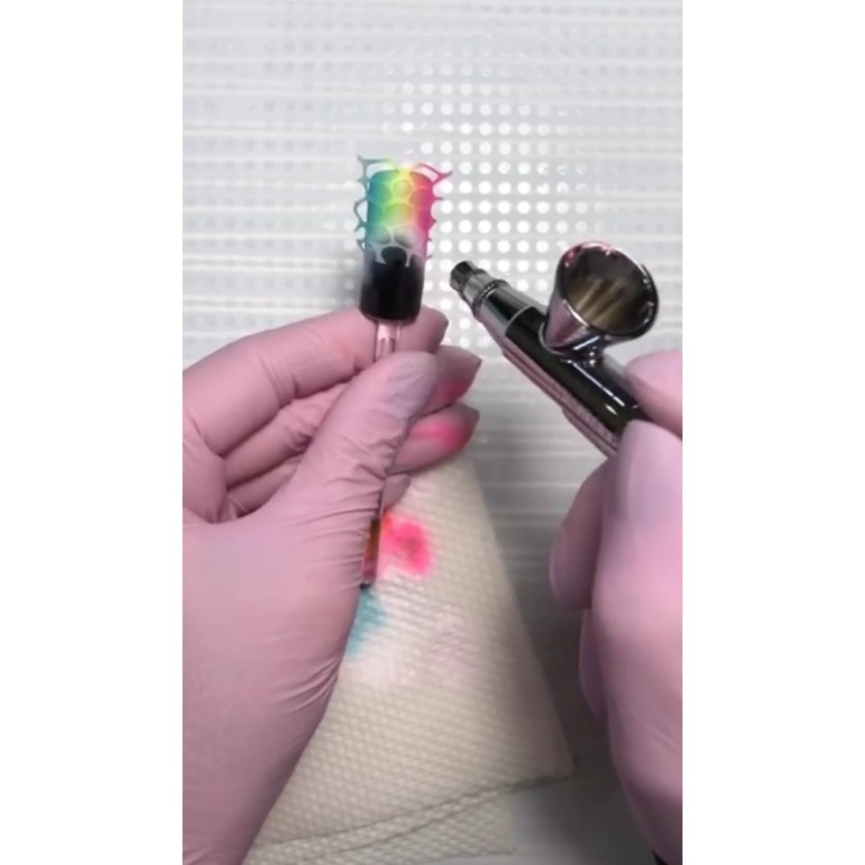 Маникюр аэрография