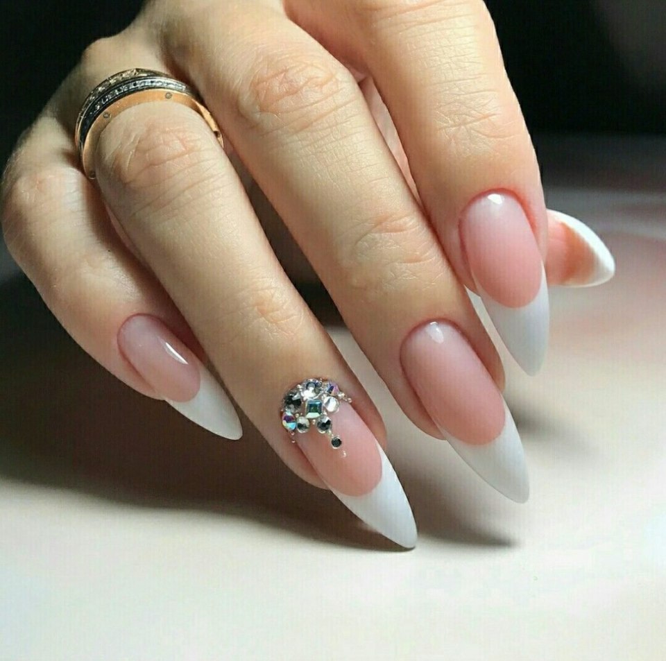 Френч на миндалевидных длинных ногтях 2021