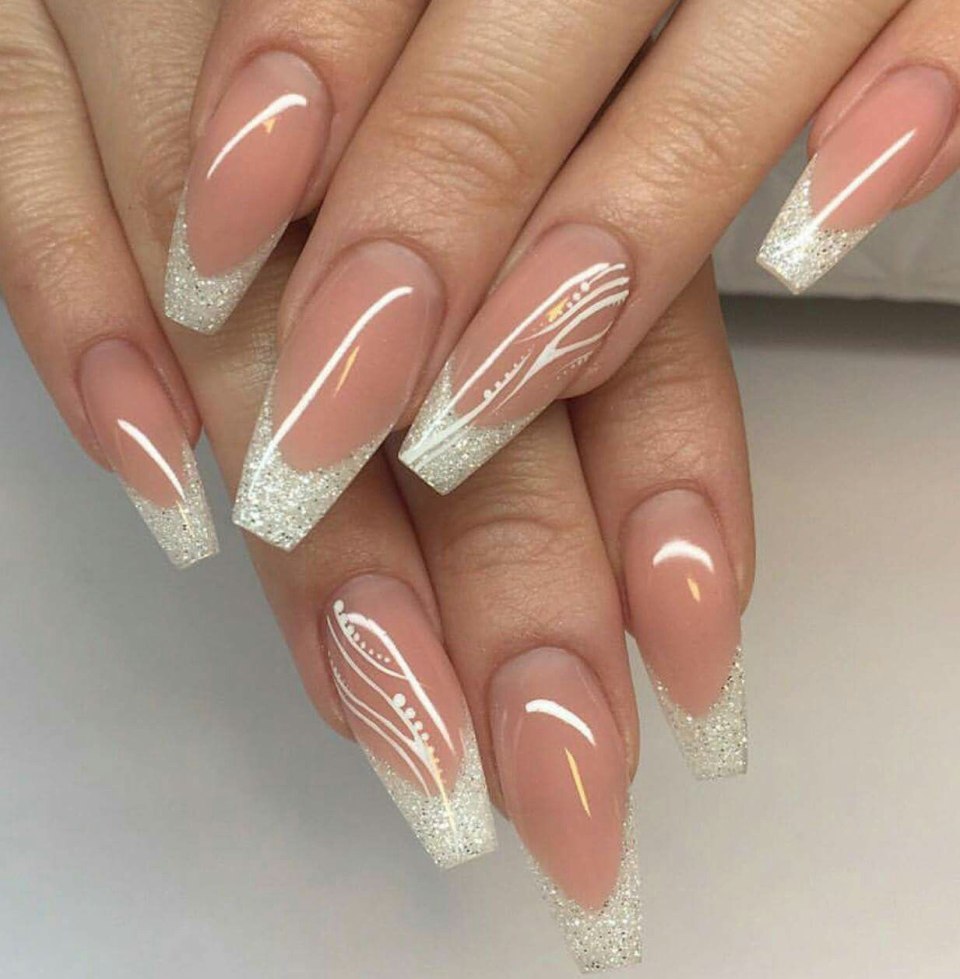 Стильный френч на миндалевидных ногтях