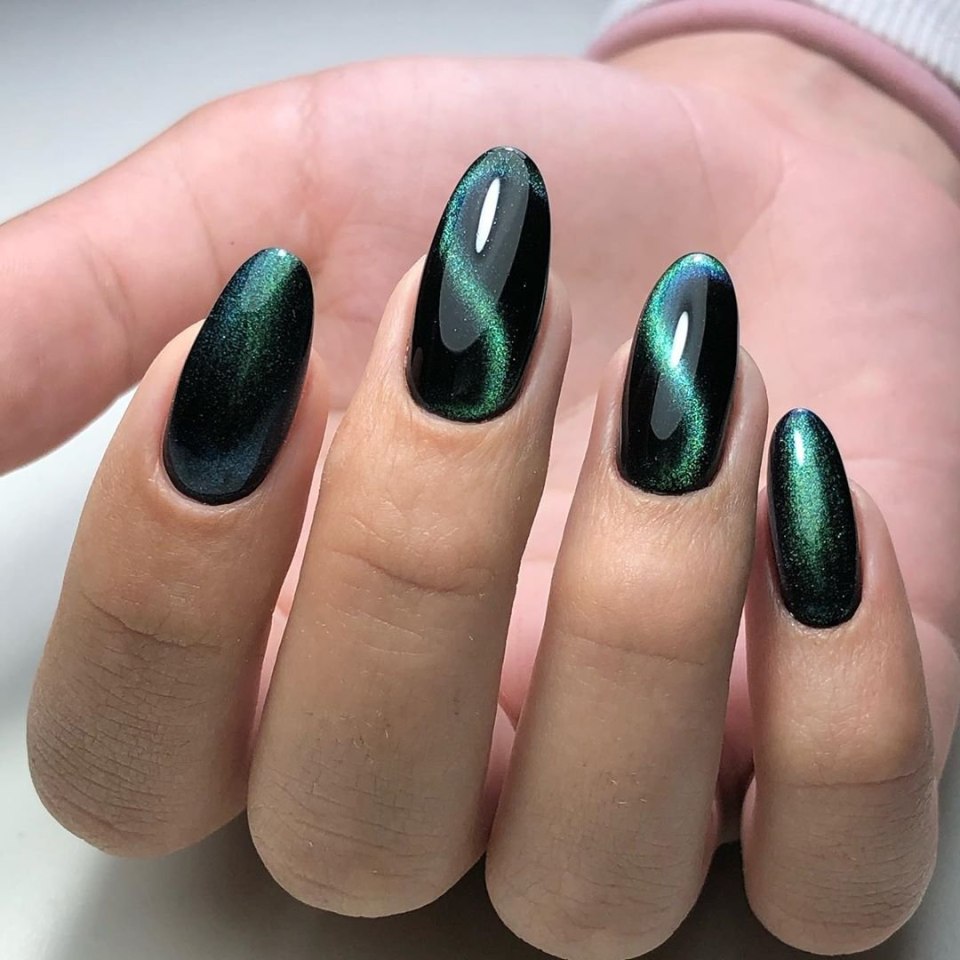 Маникюр с лаком кошачий глаз зеленый цвет
