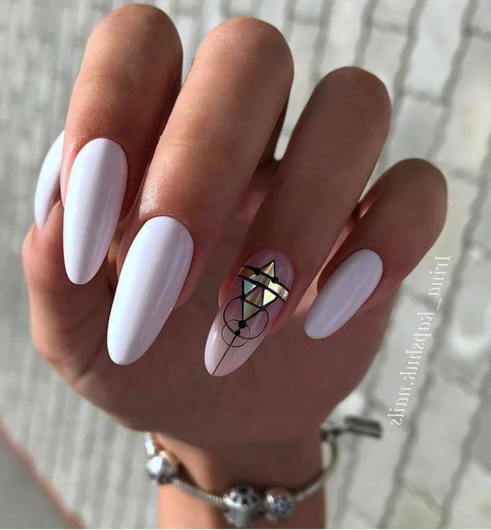 Белый маникюр с геометрией Миндальная форма