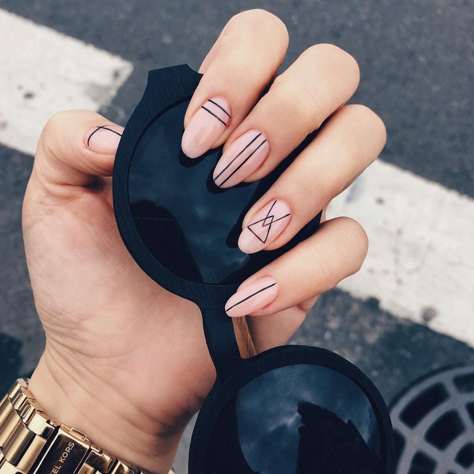 Чёрный маникюр Минимализм на длинные ногти