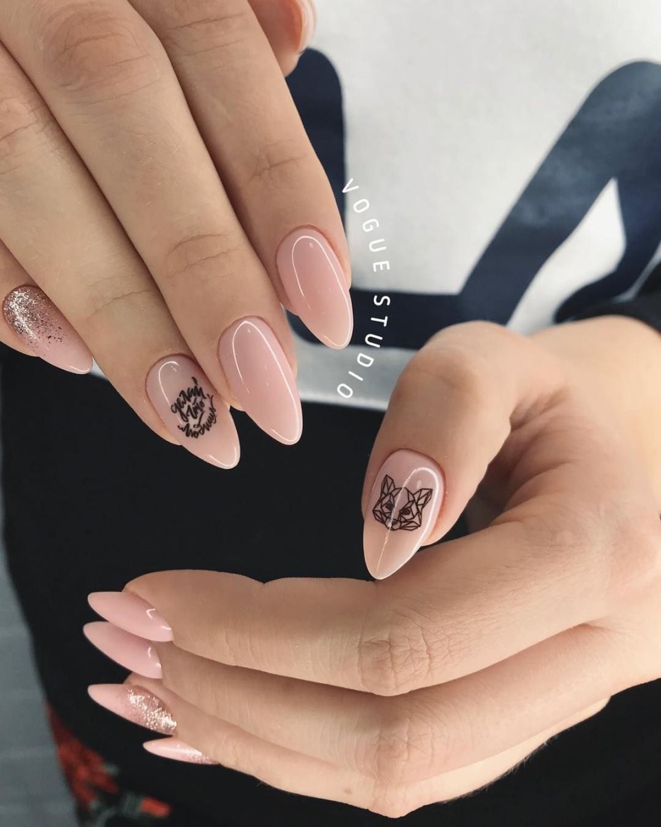 Бежевый маникюр с наклейками