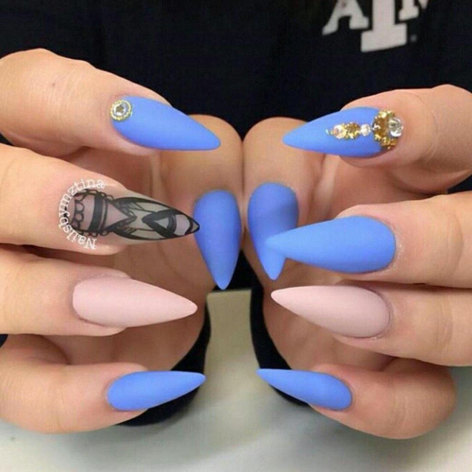 Голубой маникюр на острые ногти
