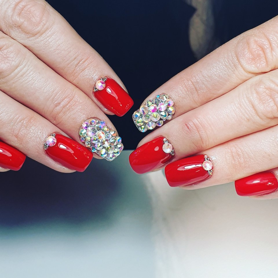 Красные ногти со стразами