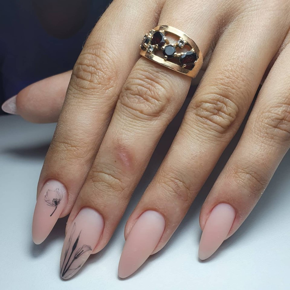 Нюдовый маникюр 2021 миндаль