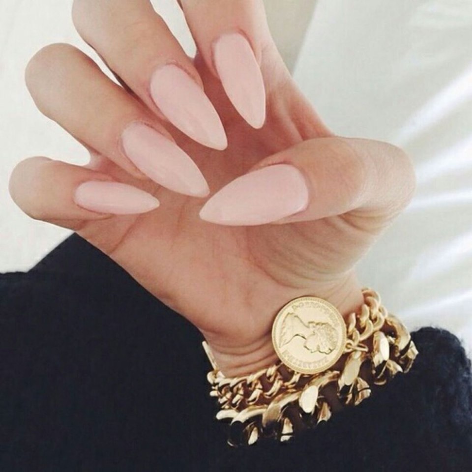 Нюдовый маникюр на длинные острые ногти