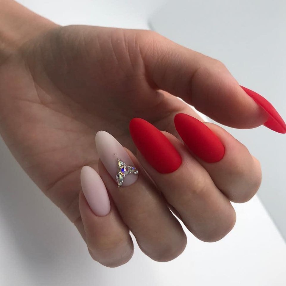 Красные матовые ногти миндаль