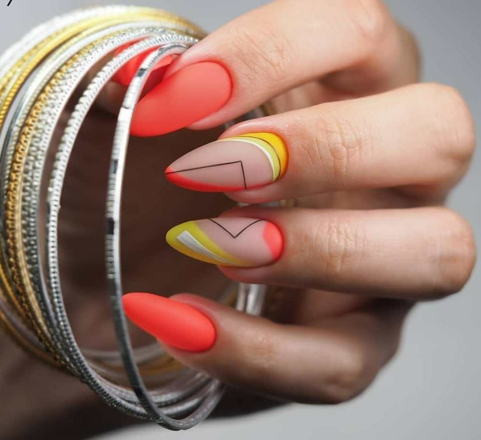 Геометрический френч на ногтях яркий