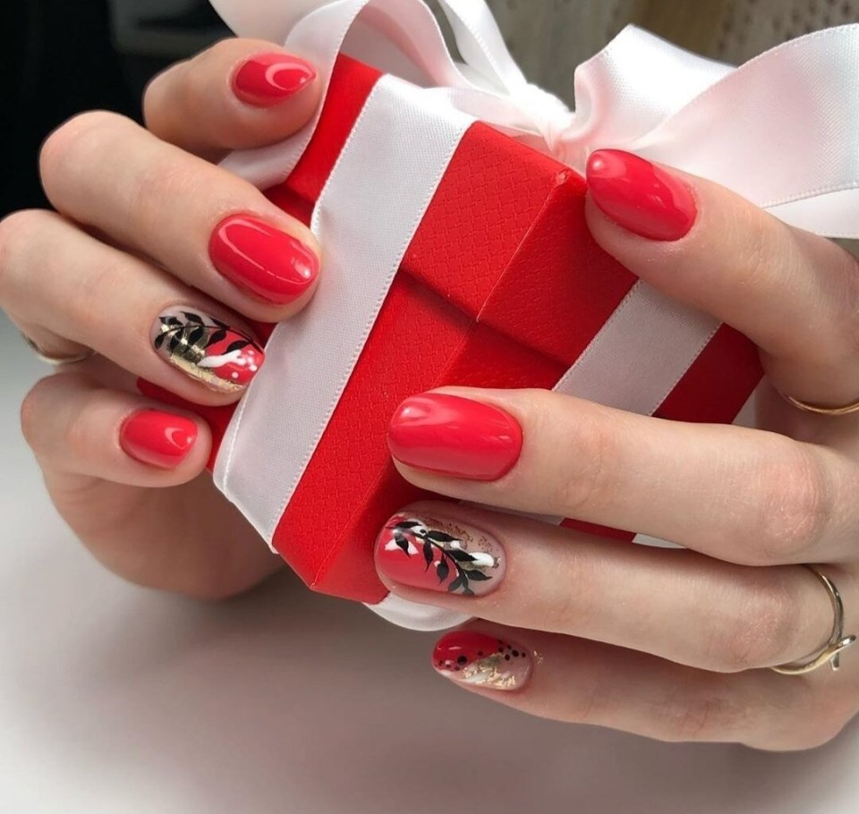 Красивый красный маникюр