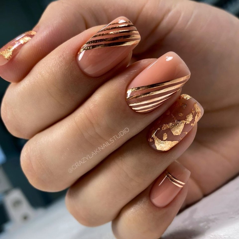 Маникюр с золотыми полосками
