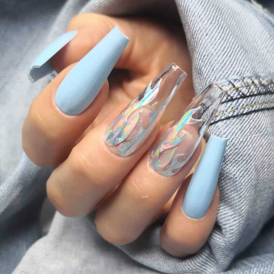 Маникюр с голубым огнем