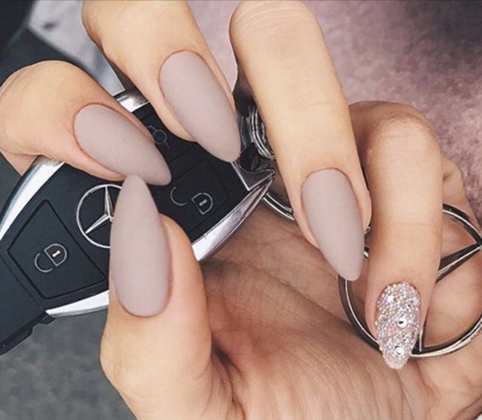 Маникюр на длинные миндалины