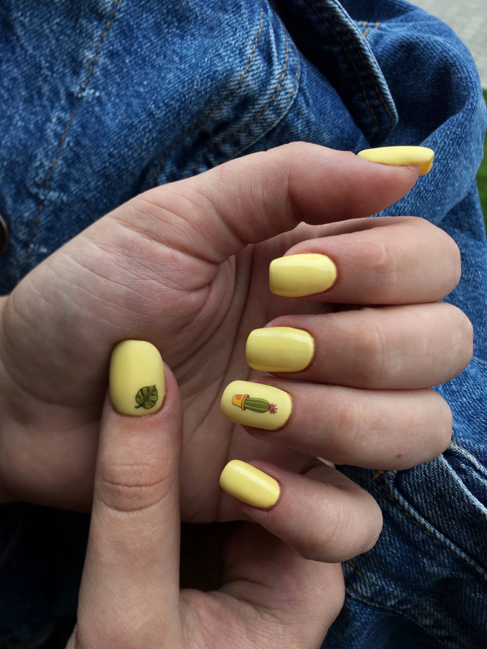 Маникюр желтый с золотым