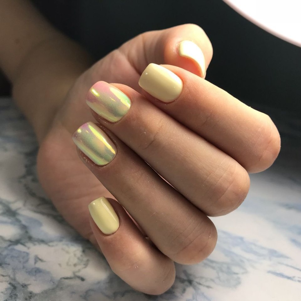 Желтый зимний маникюр