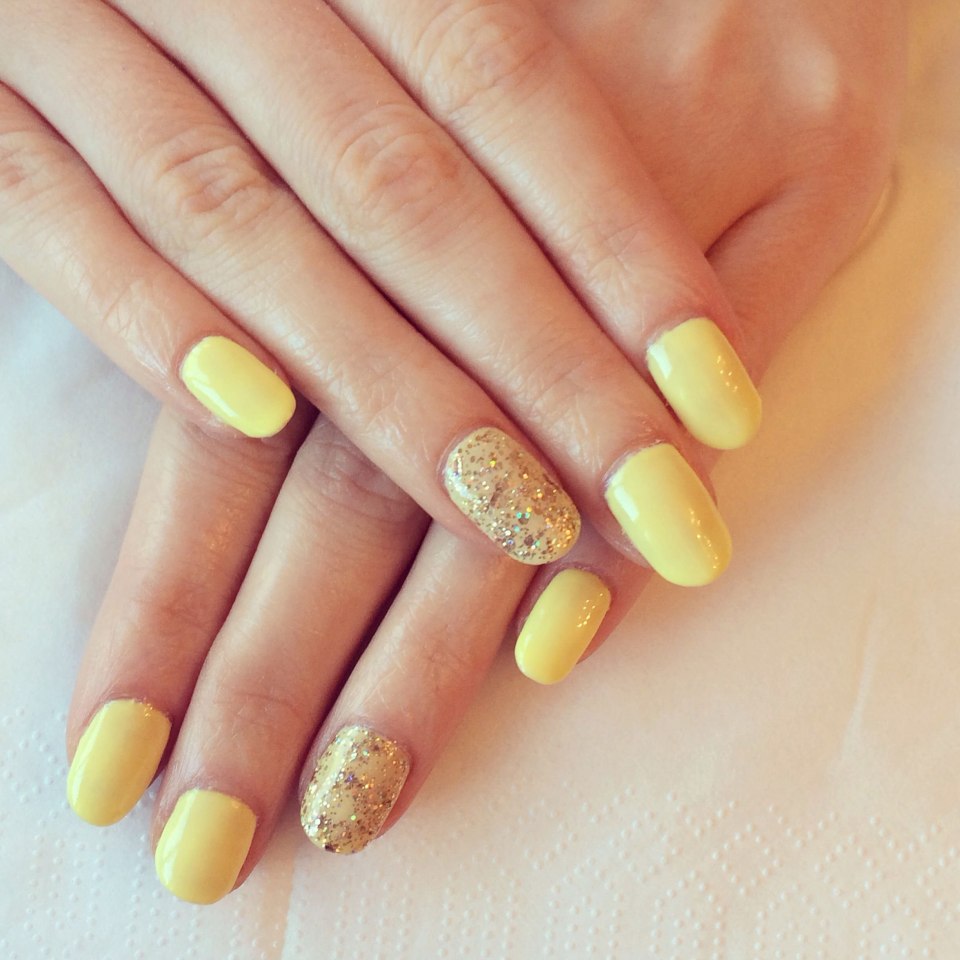 Пастельно желтый маникюр