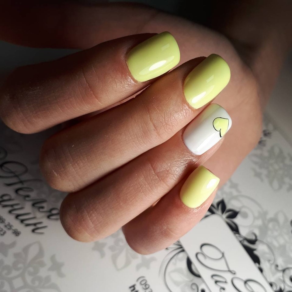 Маникюр серый с желтым на короткие ногти