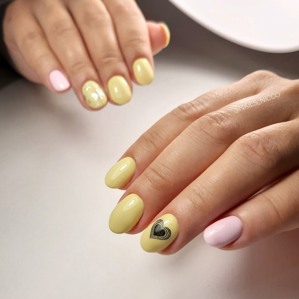 Пастельно желтый маникюр