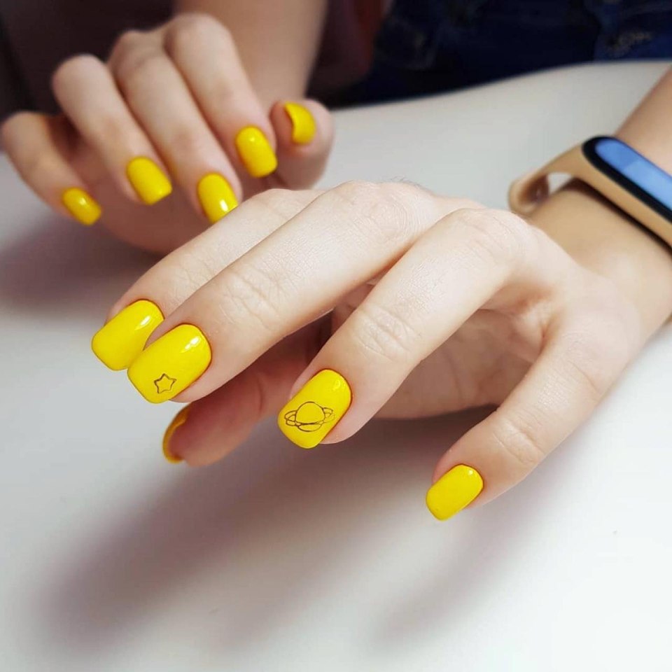 Бледно желтый маникюр