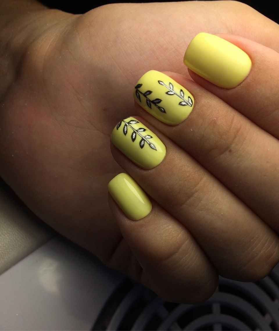 Жёлтый маникюр на короткие ногти квадратной