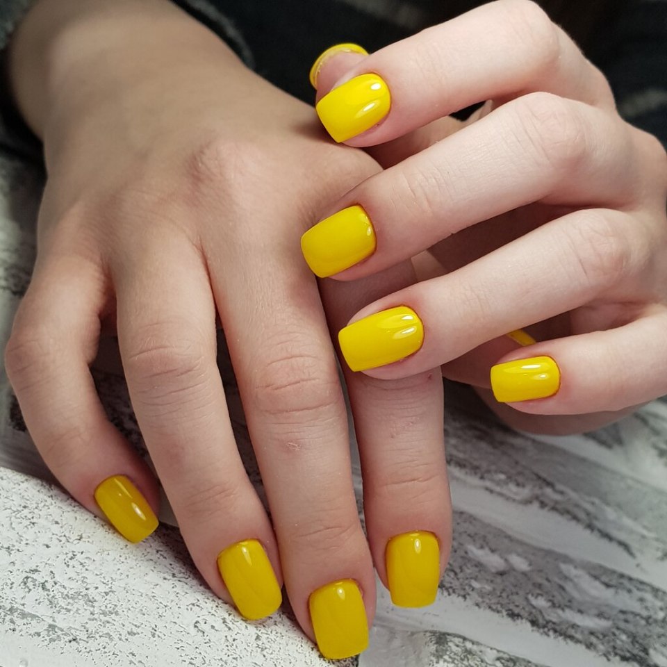 Светло желтый маникюр