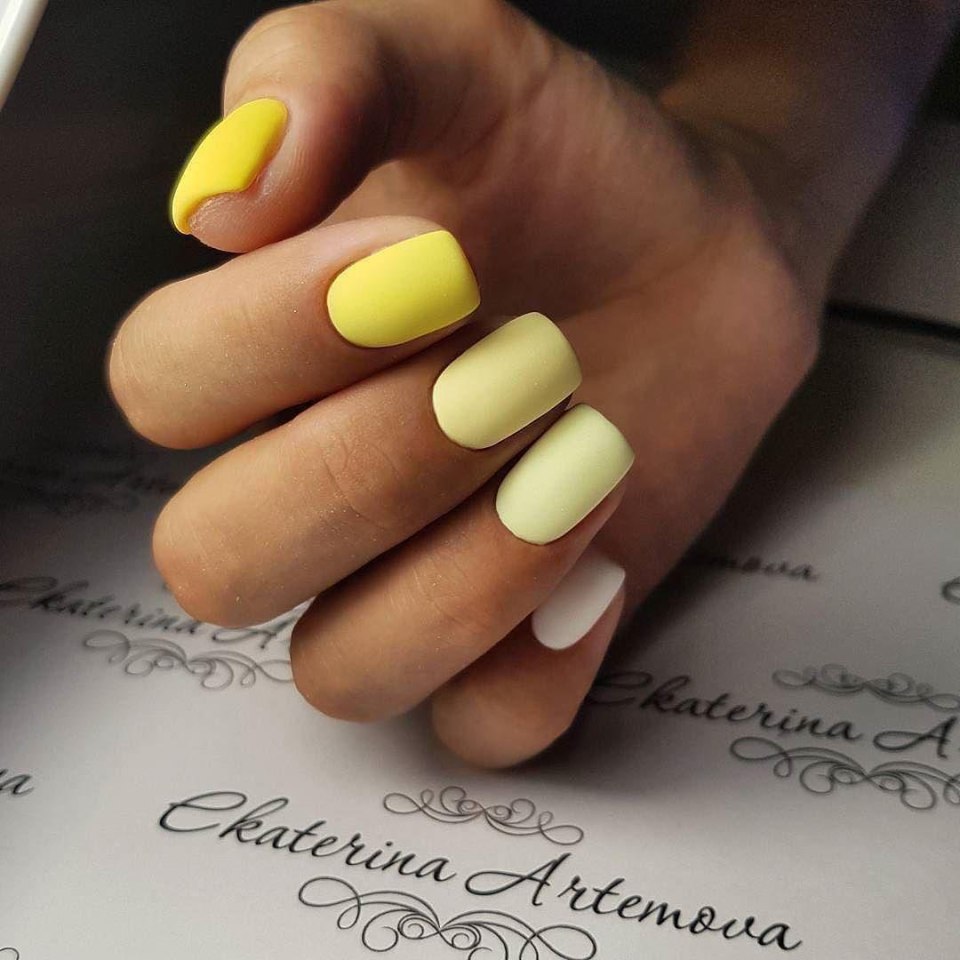 Маникюр в фисташковых тонах